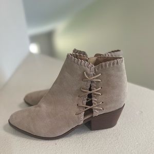 NWNT Distressed Oatmeal Ankle Bootie. size 6‎